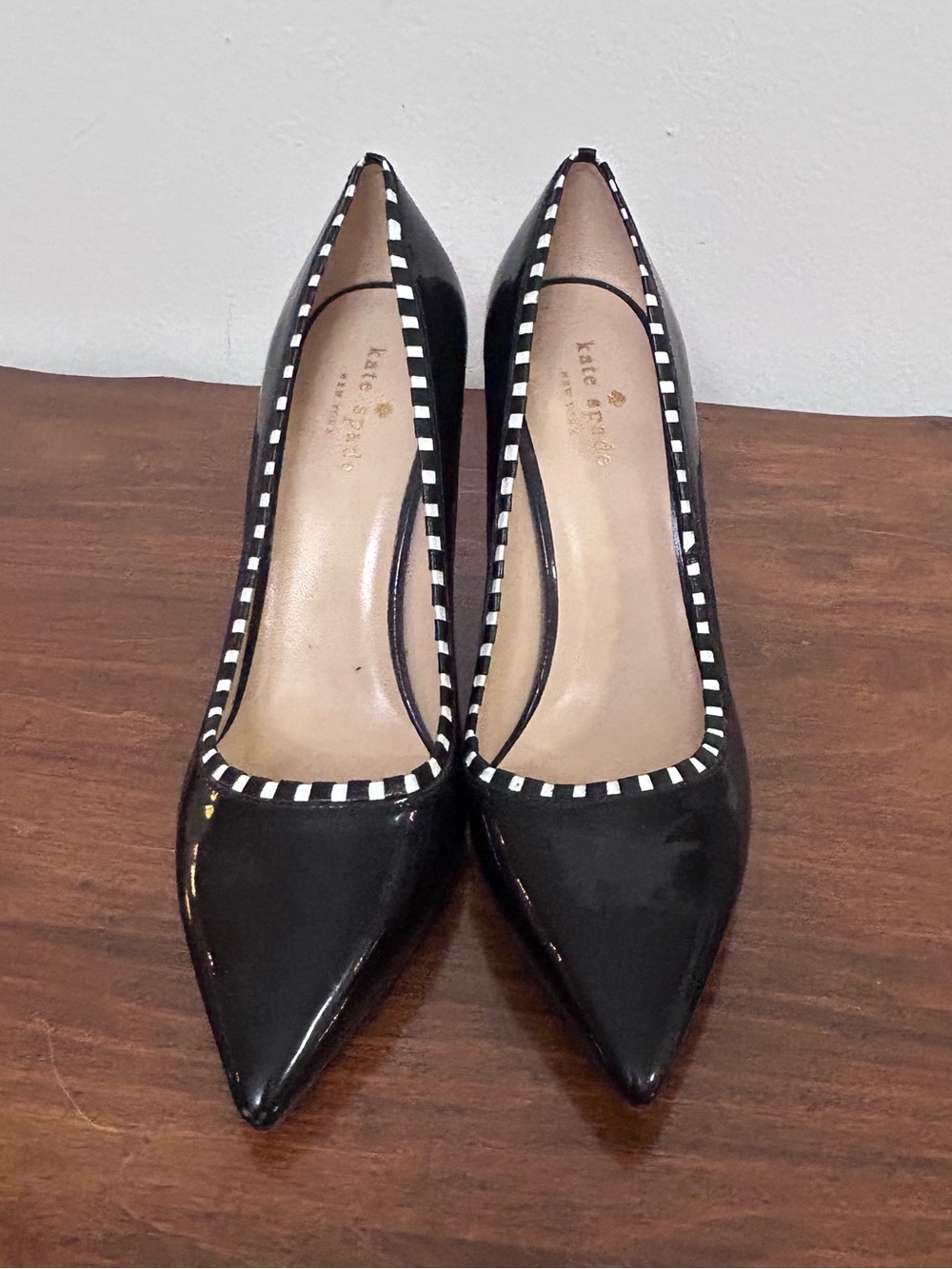 🎲MAKE OFFER🎲 kate spade Black Patent Pointed Toe Pumps White Trim Heels 8 - Picture 3 of 9